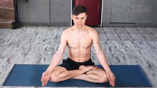 职业瑜伽男练瑜伽在莲花位置在垫子全射视频