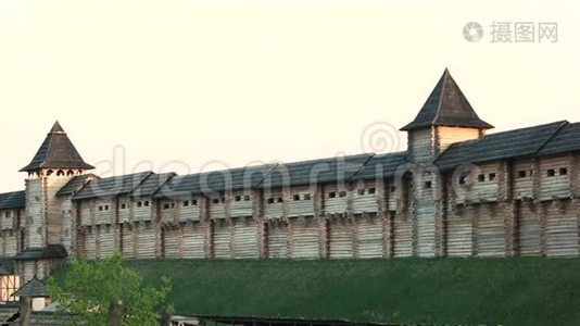 重建中世纪的木制堡垒。视频