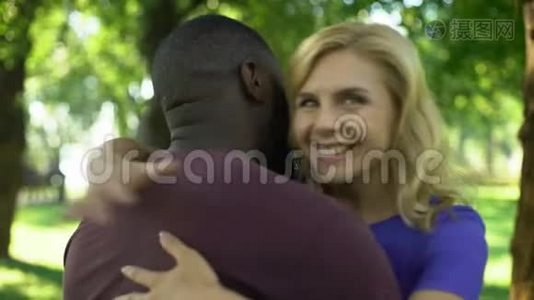快乐的女人热情地拥抱美国黑人男友，幸福的一对视频