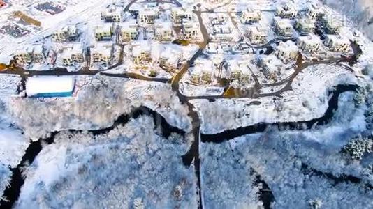 从空中俯瞰冬季工业城市景观。 旅途。 森林地区小镇寒冷季节的雪景视频