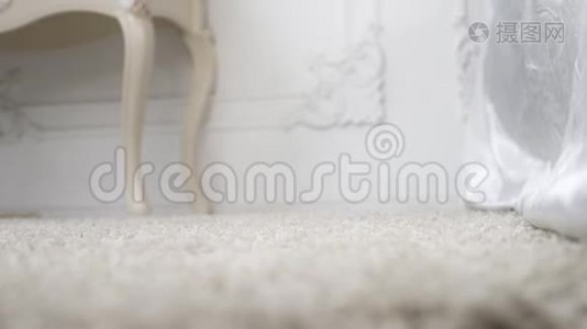 这位妇女早晨从床上走到地毯上的第一步，赤脚在卧室里的特写镜头视频