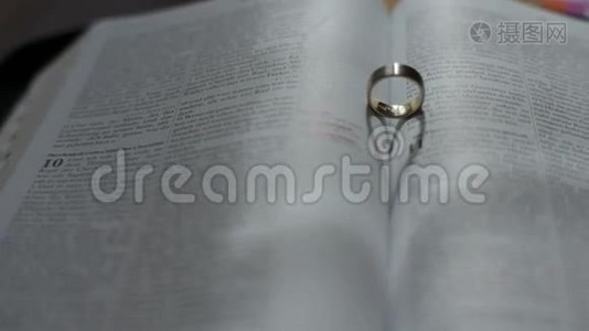 开放圣经中形成心形的结婚戒指视频