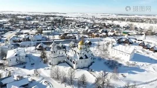 苏兹达尔市。冬天。教堂圆顶鸟瞰图。下雪了。在雪中穹顶。视频