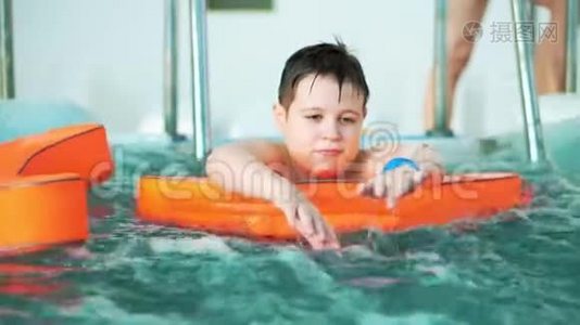 快乐的小男孩在按摩浴缸里的摄像机上游泳。视频