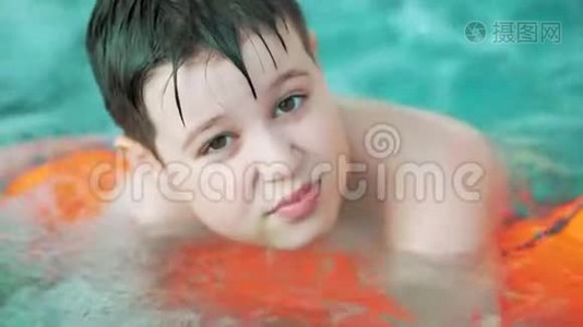 快乐的少年男孩在游泳池边休息。视频
