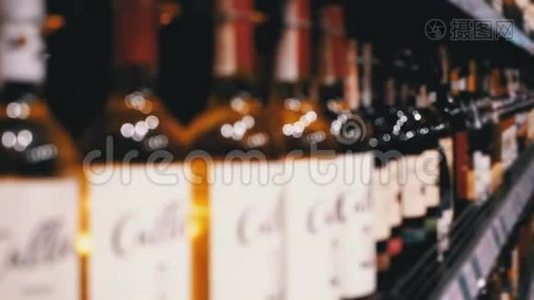 布卢尔商店橱窗上装有价格标签的瓶装葡萄酒的架子和架子。 超市卖酒.视频