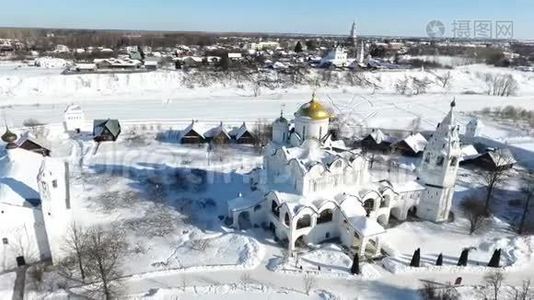 苏兹达尔市。冬天。教堂圆顶鸟瞰图。下雪了。在雪中穹顶。视频