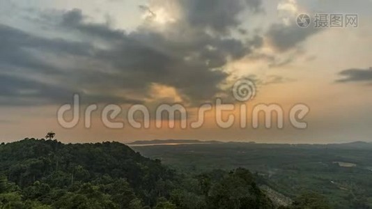 夕阳西下，云层移动得很快视频