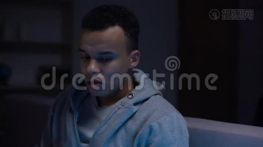 非裔美国少年，坐在黑暗的房间里，忍受着抑郁、孤独视频