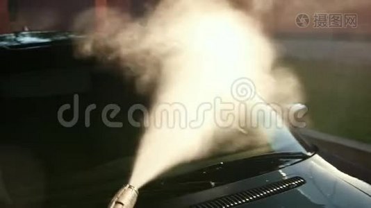 工人洗车，清洗采用高压喷水.. 溅到两边视频