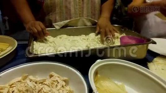 墨西哥女人正在做自制的玉米粉。 墨西哥菜。视频