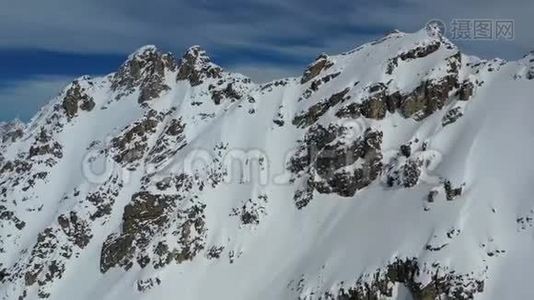 大片的山脉，在全景空中拍摄了大量新鲜的雪，4k视频