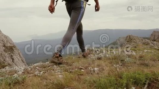 自信的人带着背包在山上徒步旅行。 夏季户外运动、健身和健康生活方式视频