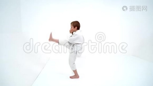 一个穿着白色和服的小男孩视频