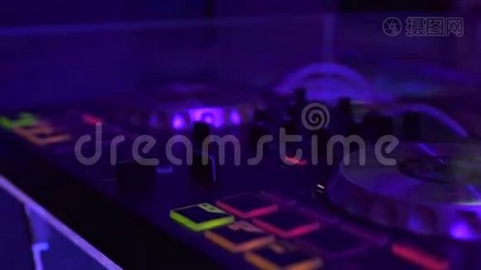 专业DJ设备，用于混合和记录夜总会的舞蹈音乐。 关闭音乐设备和DJ控制视频