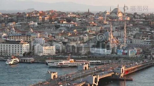 伊斯坦布尔的堤岸，以观赏娱乐。 从土耳其加拉塔俯瞰土耳其大教堂视频