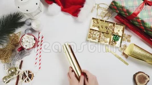 准备纸包圣诞礼物的女人视频