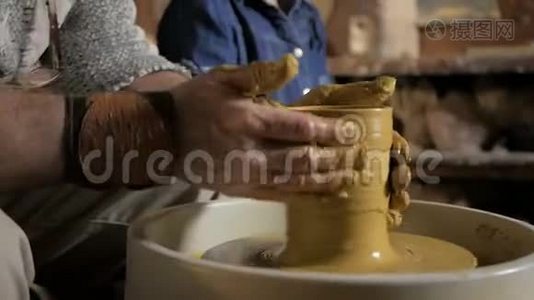 人类`陶轮上用粘土工作视频