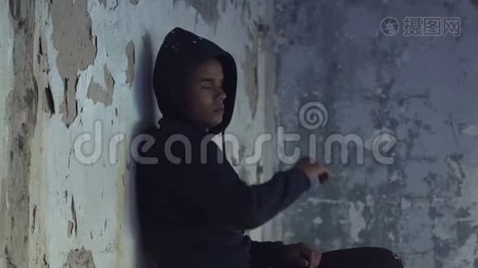 非裔美国男孩躲在废墟中哭泣，战争的孩子，绝望视频