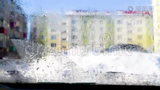 用挡风玻璃刮水器`清洗车上的挡风玻璃视频