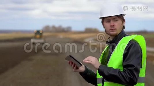 工程师看平板上的施工方案，检查道路的施工过程..视频