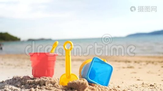 海浪沙滩上的玩具，在夏日的氛围下，选择焦点浅景视频