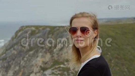 Cabo da Roca Sintra自然公园的年轻妇女视频