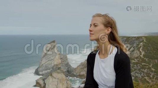 Cabo da Roca Sintra自然公园的年轻妇女视频