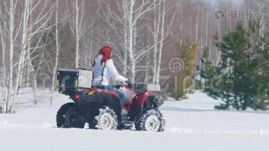 冬天的森林。 一个有姜发的女人白天骑雪车视频