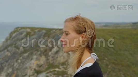 Cabo da Roca Sintra自然公园的年轻妇女视频