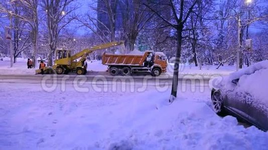 工作雪犁的特写过程。 雪犁把雪装进卡车车身。视频