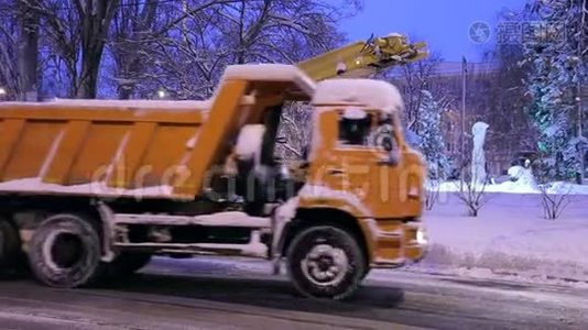 工作雪犁的特写过程。 雪犁把雪装进卡车车身。视频