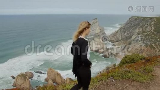 Cabo da Roca Sintra自然公园的年轻妇女视频
