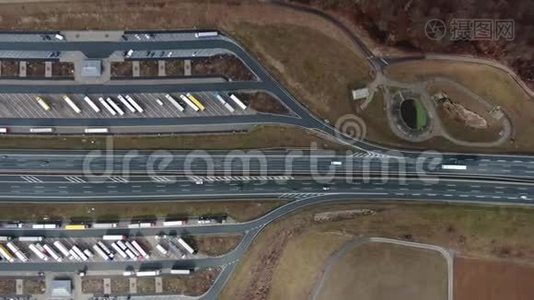 德国4k公路停车场俯视图视频