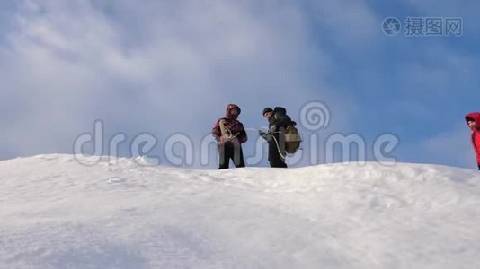 冬季登山队员正准备从山上乘绳子下来. 旅行者乘绳子从一座雪山上下来视频