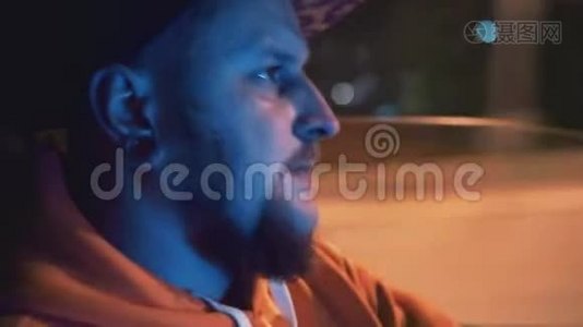 他开车穿过夜城。 特写脸。视频