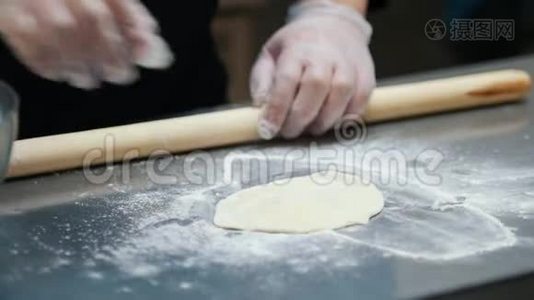 厨房-做面团的人-厨师用擀面杖压平面团视频