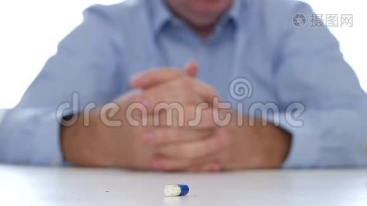 医生手图片与一个彩色药物在桌子上视频