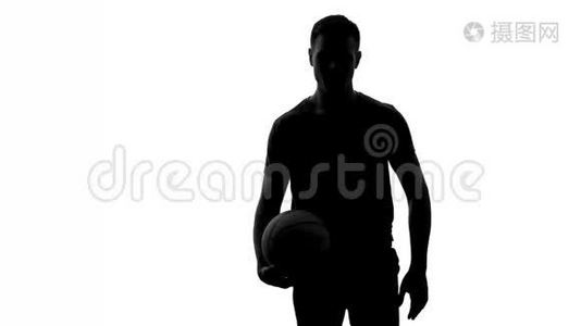 人弹跳球，传给另一个球员，篮球训练，影子视频