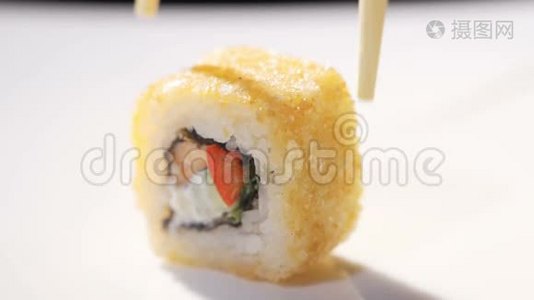 在餐桌上餐厅用筷子夹一份寿司卷视频