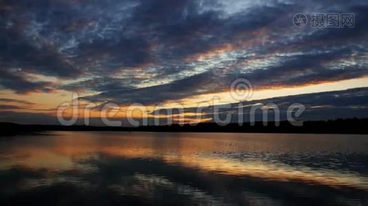 美丽的景色戏剧性的云彩和日落在宽阔的湖泊上视频