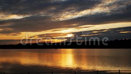 美丽的日出或日落景观和宽阔的湖面上的云彩视频