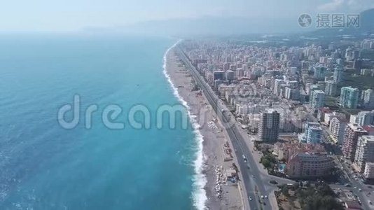 鸟瞰美丽的海岸线、现代化的酒店和土耳其阿拉尼亚的海水，在炎热的蓝天衬托下视频