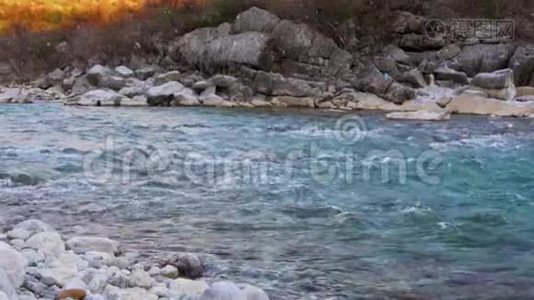 山河中的石头，溪水和岩石视频