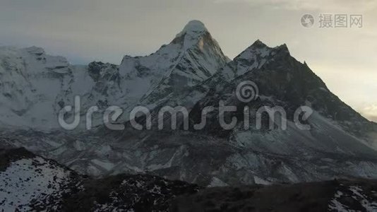 日落时的阿马达布拉姆山。 喜马拉雅山，尼泊尔。 鸟瞰图视频