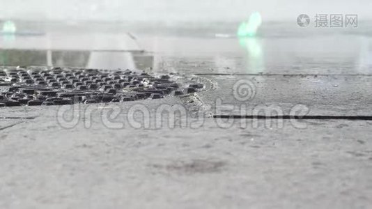 水射流随着灯光从地上冲出。 城市喷泉视频