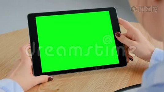 平板电脑，女性手中空白绿色屏幕-色度关键概念视频