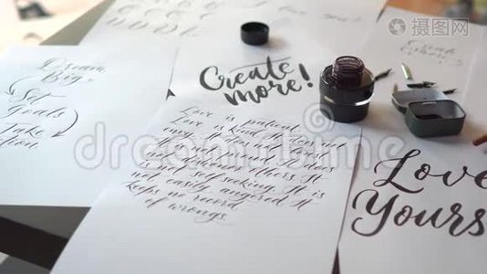 一个书法工具的特写镜头，一瓶墨水和一张纸，上面写着不同的文字视频