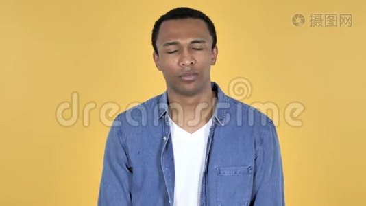 悲伤的非洲青年男子，黄色背景视频