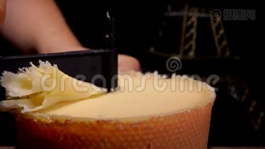 吉罗尔奶酪刮刀从奶酪中切下刨花视频